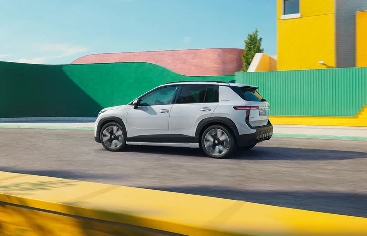 Skoda Epiq fährt Seitenansicht Skoda Epiq fährt Seitenansicht
